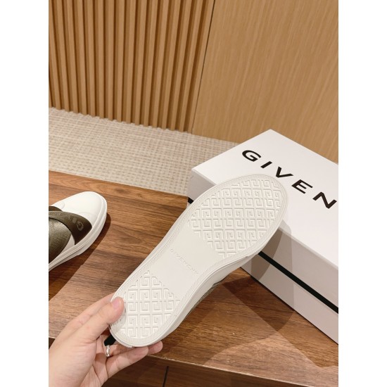 GIVENCHY Sneakers