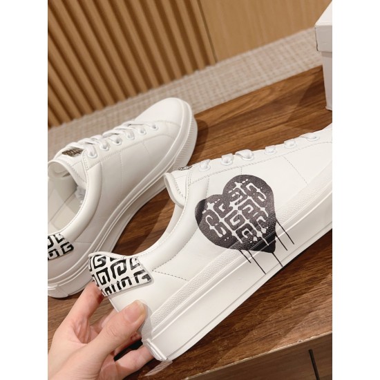 GIVENCHY Sneakers