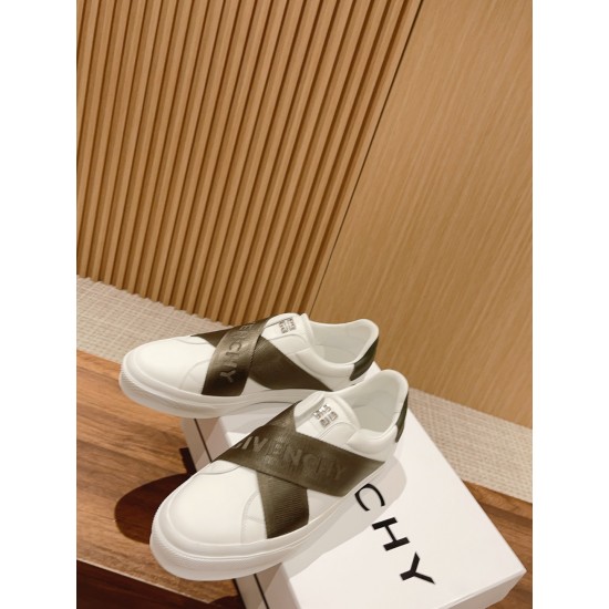 GIVENCHY Sneakers