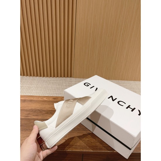 GIVENCHY Sneakers