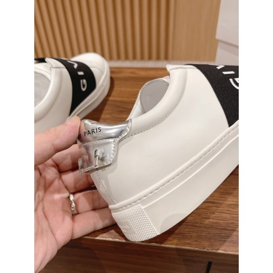 GIVENCHY Sneakers
