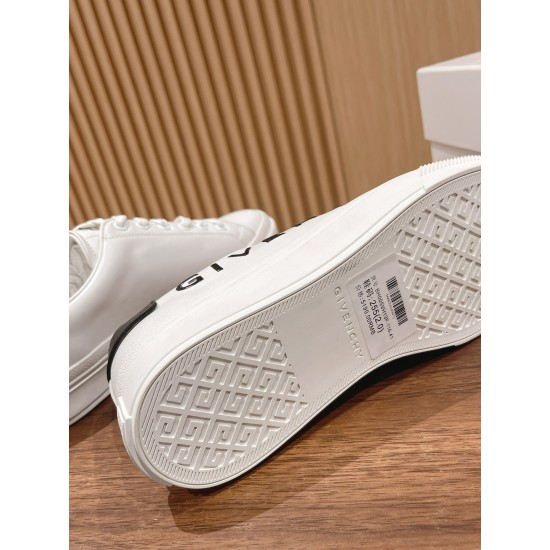 GIVENCHY Sneakers