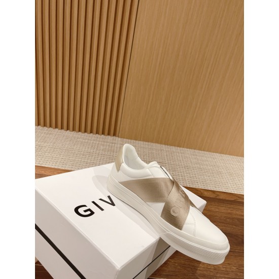 GIVENCHY Sneakers