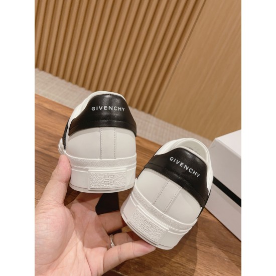 GIVENCHY Sneakers