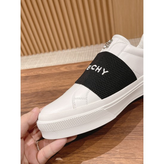 GIVENCHY Sneakers