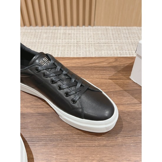 GIVENCHY Sneakers