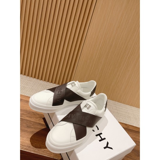 GIVENCHY Sneakers