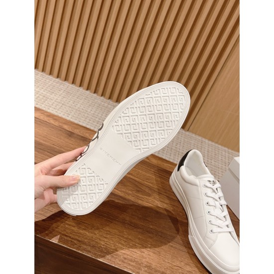 GIVENCHY Sneakers