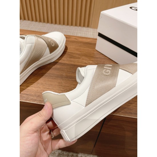 GIVENCHY Sneakers
