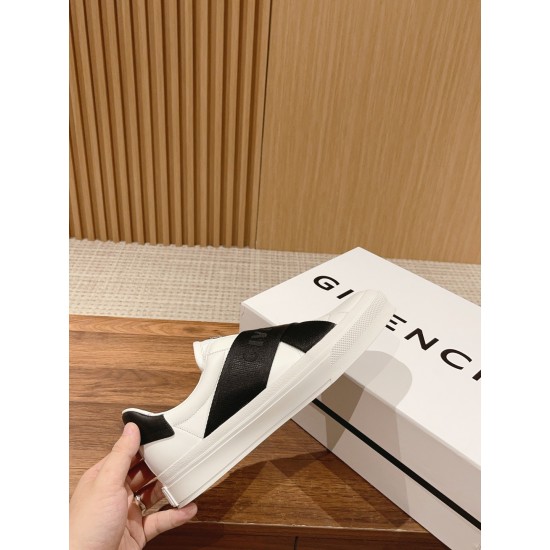 GIVENCHY Sneakers