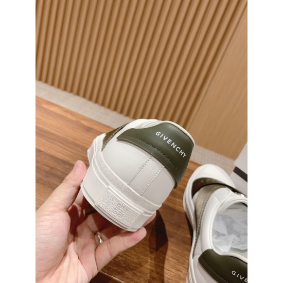 GIVENCHY Sneakers