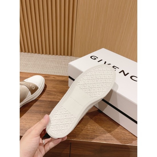 GIVENCHY Sneakers