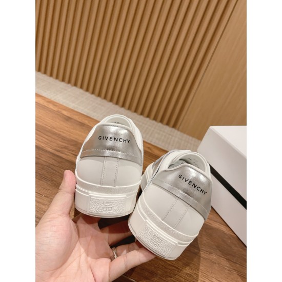 GIVENCHY Sneakers