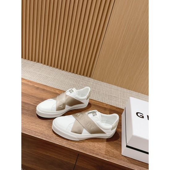 GIVENCHY Sneakers