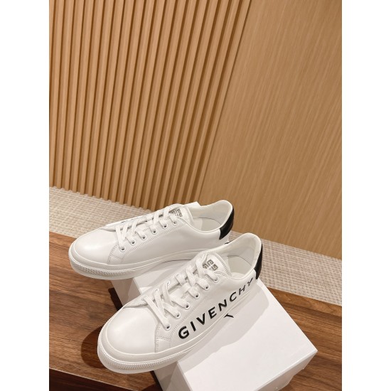 GIVENCHY Sneakers