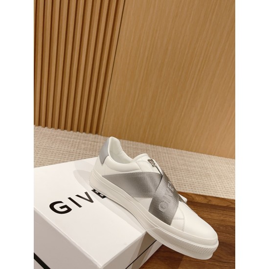 GIVENCHY Sneakers
