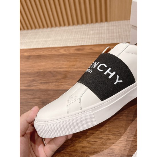 GIVENCHY Sneakers