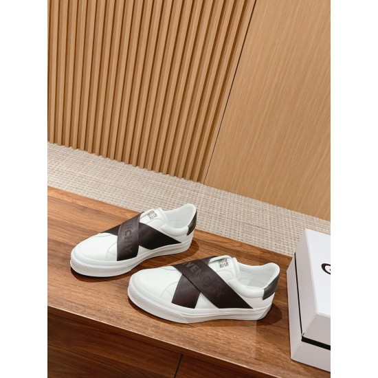 GIVENCHY Sneakers