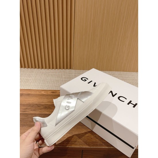 GIVENCHY Sneakers
