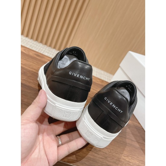 GIVENCHY Sneakers