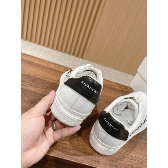 GIVENCHY Sneakers