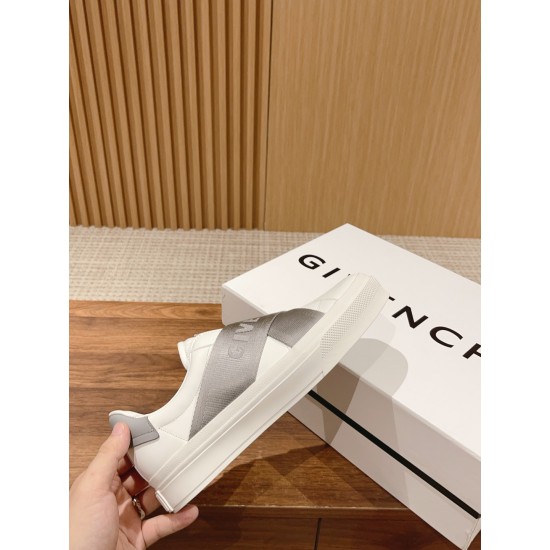 GIVENCHY Sneakers