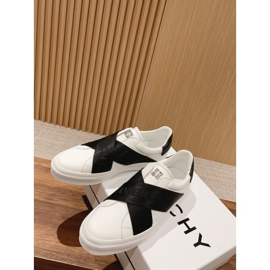 GIVENCHY Sneakers
