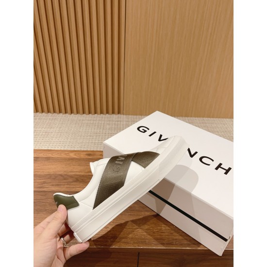 GIVENCHY Sneakers