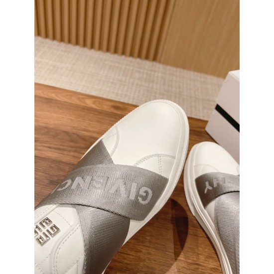GIVENCHY Sneakers