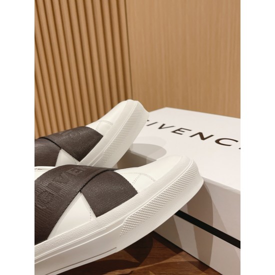 GIVENCHY Sneakers