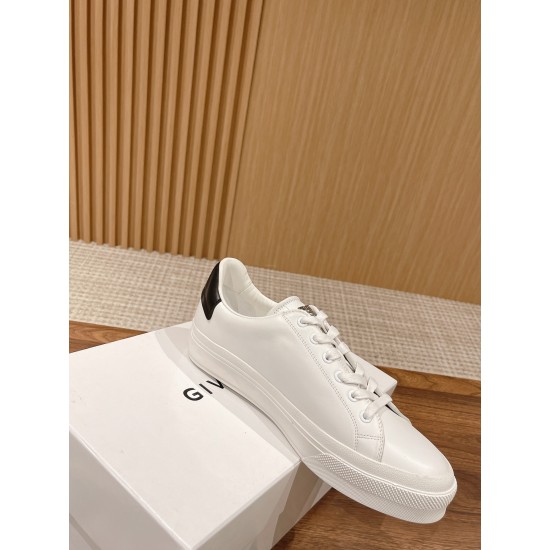 GIVENCHY Sneakers