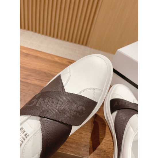 GIVENCHY Sneakers