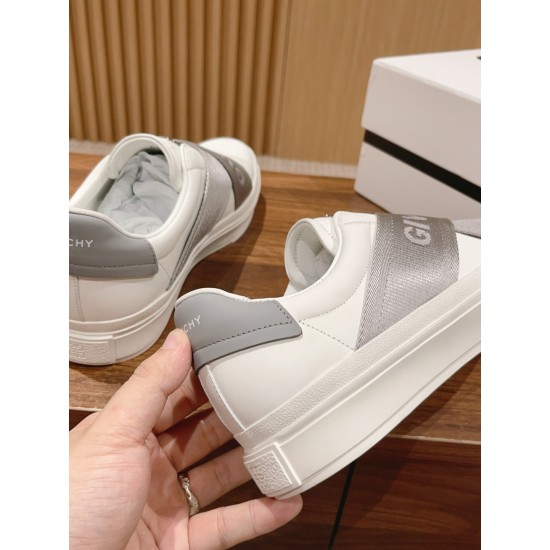 GIVENCHY Sneakers