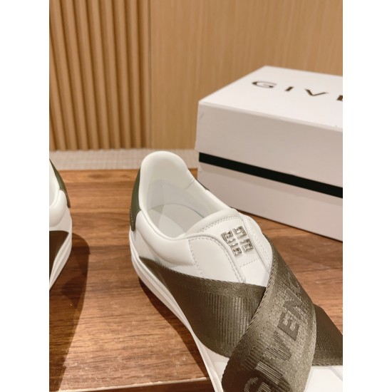 GIVENCHY Sneakers