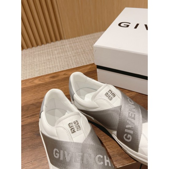 GIVENCHY Sneakers