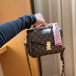 LV Pochette