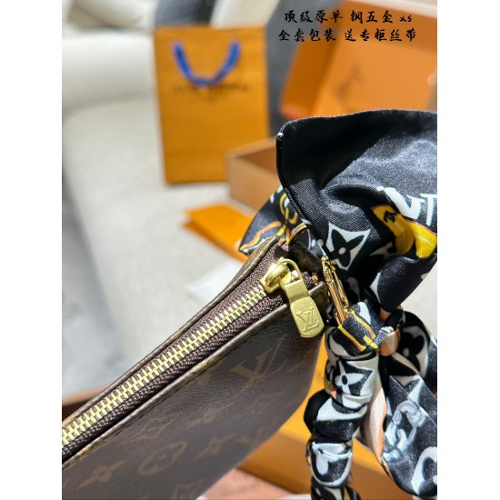 LV Pochette