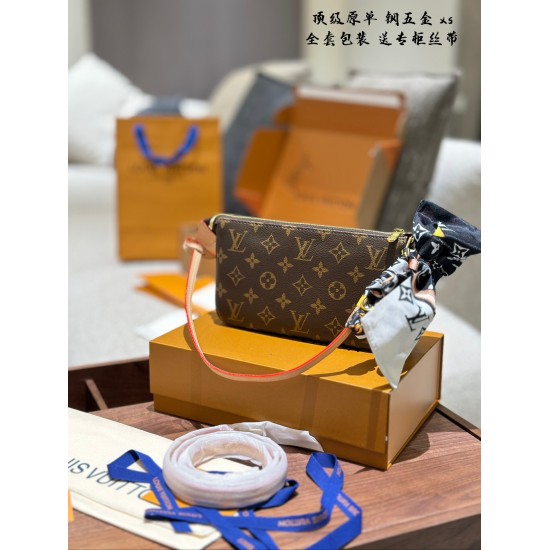 LV Pochette