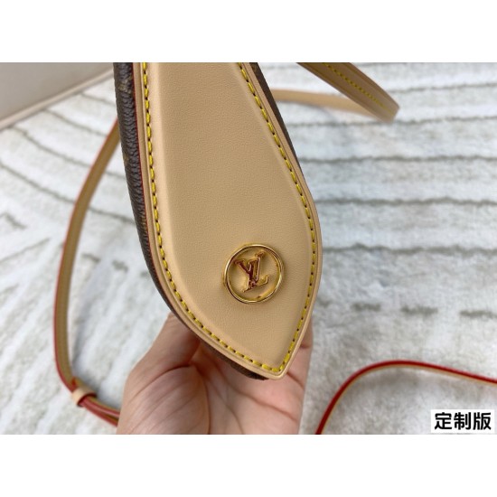 LV Pochette