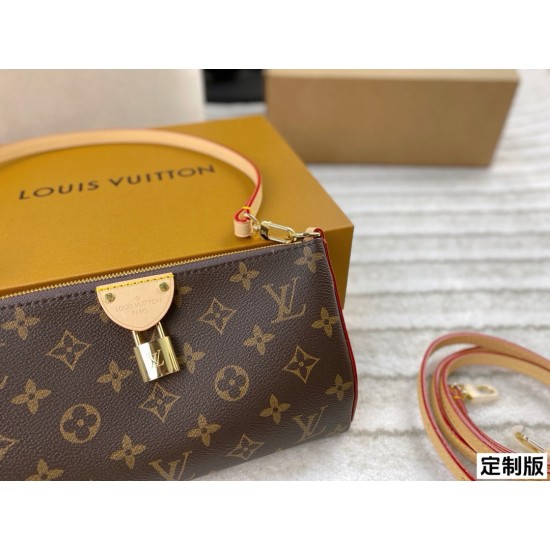 LV Pochette