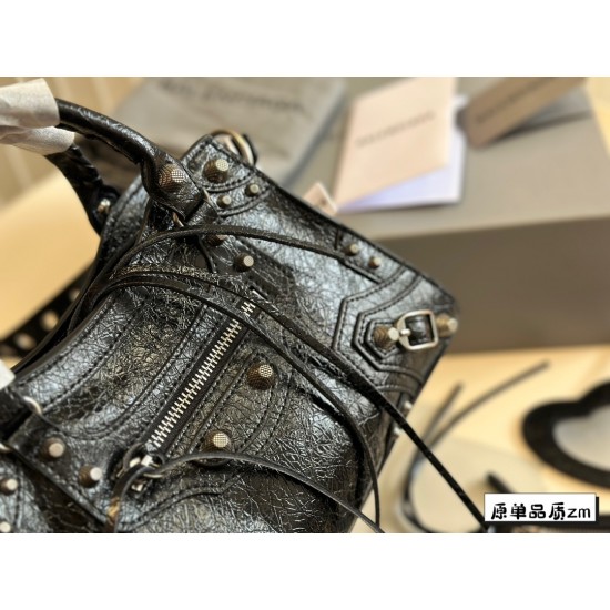 Balenciaga Le Cagole