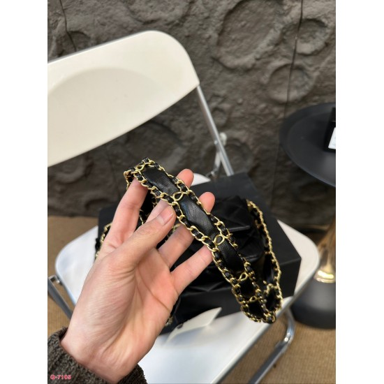 CHANEL 19 BAG