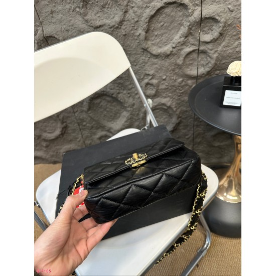 CHANEL 19 BAG