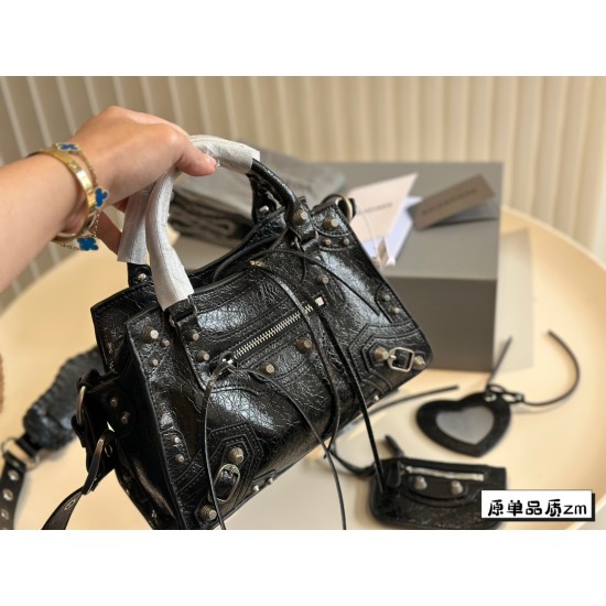 Balenciaga Le Cagole