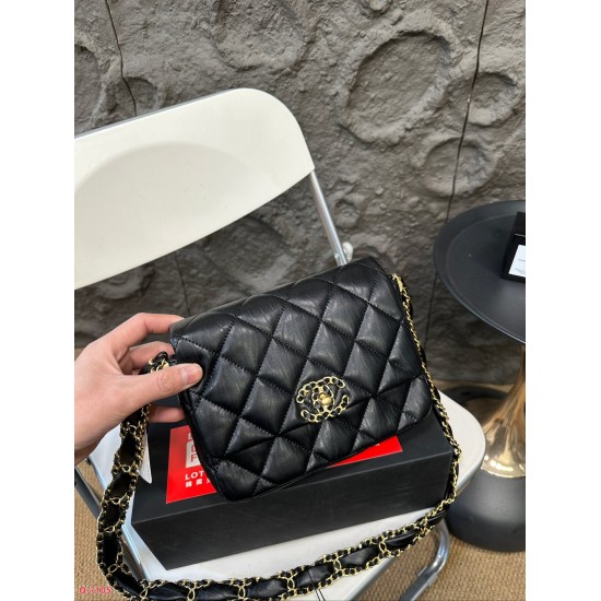 CHANEL 19 BAG