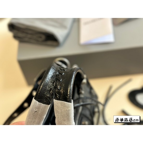 Balenciaga Le Cagole