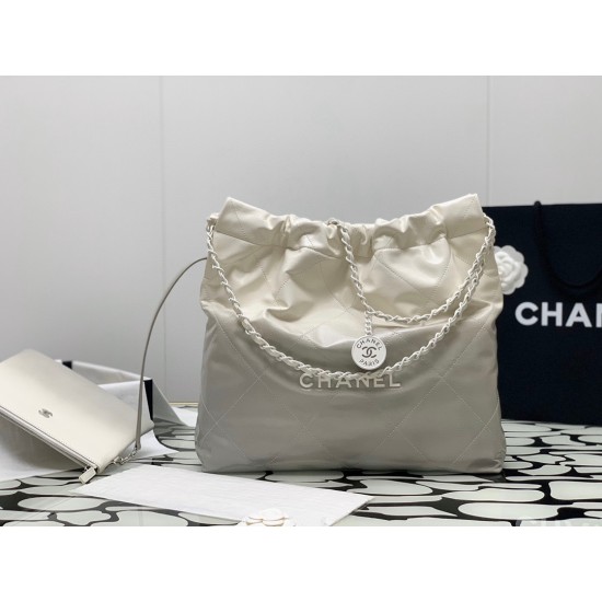 CHANEL 22 Bag