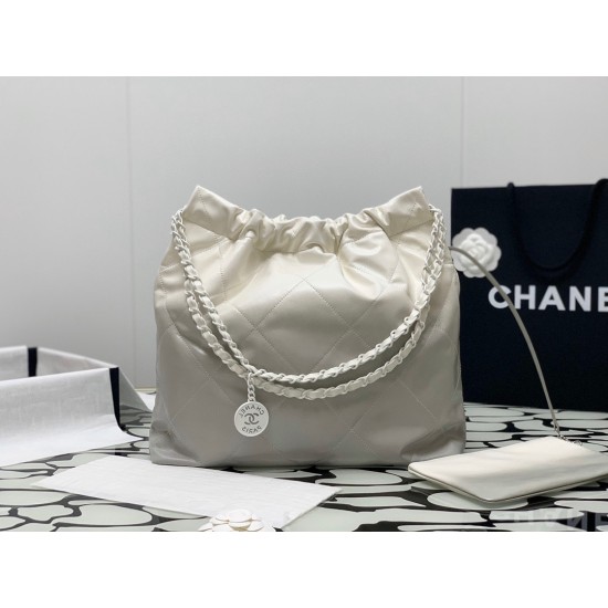 CHANEL 22 Bag