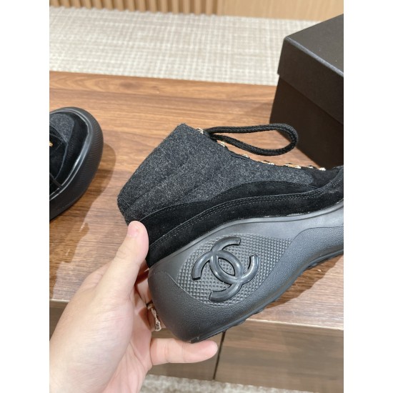 CHANEL Sneakers