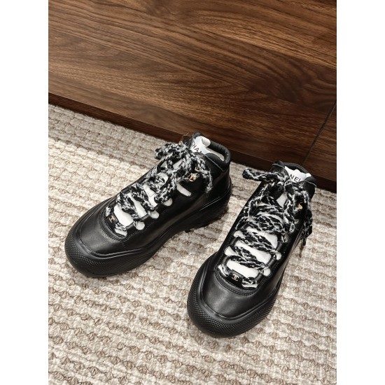 CHANEL Sneakers
